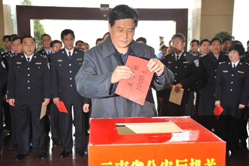云南省委常委,省委政法委书记,省公安厅厅长孟苏铁带头向灾区群众献出