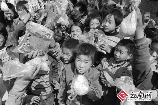 红河州红河县浪堤乡小学留守儿童盼营养午餐