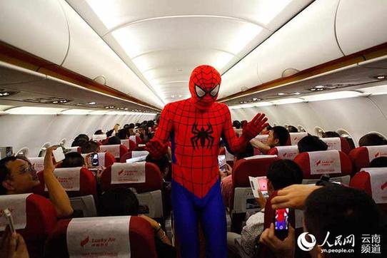 云南昆明：万圣节空乘高空上演cosplay秀 图