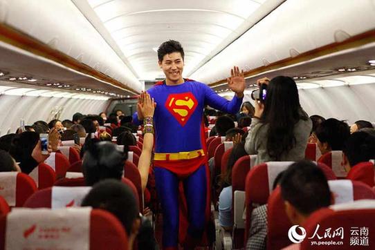 云南昆明：万圣节空乘高空上演cosplay秀 图
