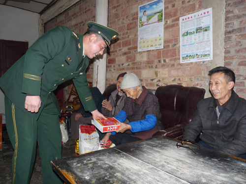 天保边检站开展“传承雷峰精神 争当优秀国门卫士”活动