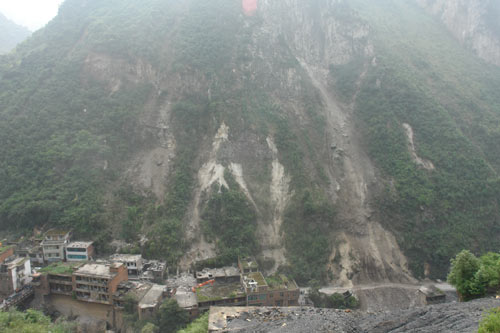 云南昭通彝良地震第三天：山石还时有滑落