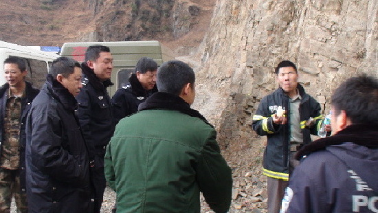 “登山者”被困牯牛寨12小时 东川警民合作救其下山