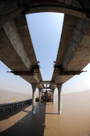 杭州湾上第二座跨海大桥——嘉绍跨海大桥建设进度过半