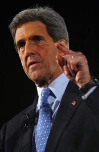 Kerry focuses on Bush ahead of primaries