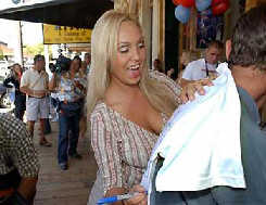 Poll: Bustamante, Schwarzenegger favored