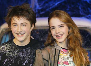 tank flauw versterking Cast members of the film 'Harry Potter and The Chamber of Secrets'  including Daniel Radcliffe (L) who plays Harry Potter and Emma Watson (R)  who plays Hermione, pose for photographs at the