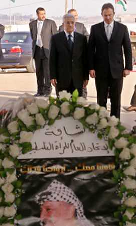 British Prime Minister Tony Blair (R), accompanied by Palestinian leader Mahmoud Abbas, pays respects at the tomb of late Palestinian leader Yasser Arafat in Ramallah, December 22, 2004. Blair nodded briefly toward Yasser Arafat's tomb on Wednesday in what Palestinian officials said was a compromise gesture agreed at the last minute. [Reuters] 