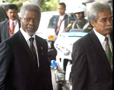 U.N. Secretary General Kofi Annan (L) arrives at the Jakarta Convention Centre where a tsunami summit is being held in Jakarta on January 6, 2005. Global leaders are gathering in Jakarta to discuss the tsunami that devastated countries around the Indian Ocean. [Reuters]