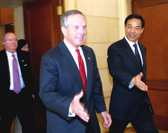 Chinese Commerce Minister Bo Xilai (right) and his US counterpart Don Evans walk out of the conference room after their meeting in Beijing January 12, 2005. Evans is in the Chinese capital to attend a China-US roundtable meeting on intellectual property rights, and is also scheduled to meet other Chinese leaders. [newsphoto]