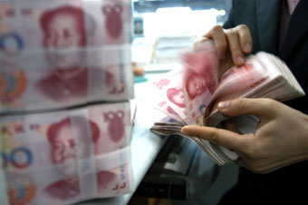 A Chinese bank clerk counts 100-yuan renminbi bank notes in this undated file photo. Fan Gang, director of the National Economic Research Institute China Reform Foundation, said the government will not allow the renminbi to appreciate this year, as the market is highly speculative on the revaluation of the currency. [newsphoto/file]