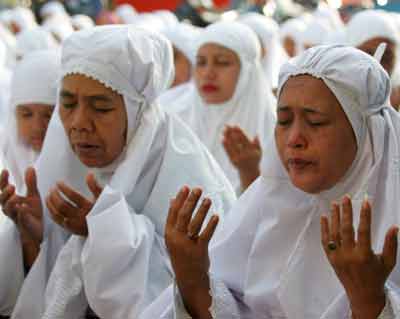 Acehnese residents offer prayers for the Muslim holiday Eid al-Adha, or day of sacrifice, in the tsunami-devastated city of Banda Aceh on the Indonesian island of Sumatra January 21, 2005. Survivors in tsunami-hit Aceh crowded battered mosques to pray during an Islamic festival on Friday as aid workers found many toddlers in Indonesia were likely among the 225,000 killed by the Indian Ocean wave. [Reuters]