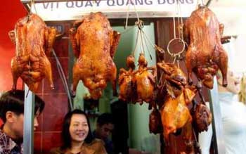 Roasted ducks and chicken are displayed for sale at a market in Hanoi, January 21, 2005. An 18-year-old girl has died of bird flu in southern Vietnam and the first confirmed human infection in the country's north has raised concerns about possible human-to-human transmission of the virus. 
