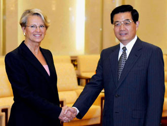 Chinese President Hu Jintao (right) shakes hands with visiting French Defense Minister Michele Alliot-Marie in Beijing in this June 2003 file photo. Alliot-Marie said in an interview with FT that France will push to lift the 15-year-old EU arms ban on China.