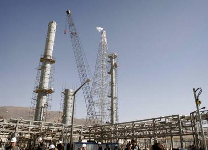 Iran has started building a research reactor that could eventually produce enough plutonium for one bomb per year, ignoring calls to scrap the project, diplomats close to the U.N. said on March 3, 2005. The Arak heavy water production facility in Central Iran, 360 km south west of Tehran, is seen in this October 2004 file photo. [Reuters/file]