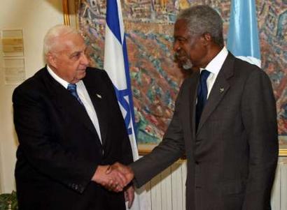 Israeli Prime Minister Ariel Sharon (L) and the U.N. Secretary-General Kofi Annan shake hands during their meeting in Jerusalem, March 13, 2005. Israel's cabinet adopted on Sunday a report charting state complicity in the building of dozens of unauthorized settler outposts in the West Bank but set no timetable for their removal under a U.S.-backed peace plan. [Reuters]