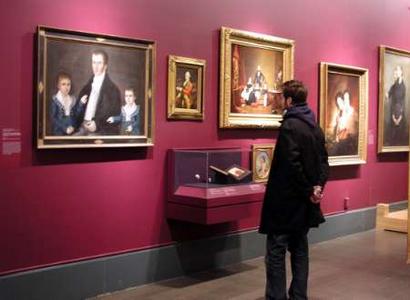 smuggles art into top museums
