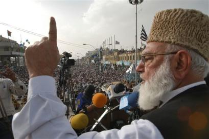Qazi Hussain Ahmed, leader of the opposition parties alliance addresses an anti-government rally, Friday, March 25, 2005, in Quetta, Pakistan. More than 10,000 opposition activists rallied along a downtown street in this southwestern city in Pakistan, demanding military President Gen. Pervez Musharraf to step down. (AP Photo/Arshad Butt)