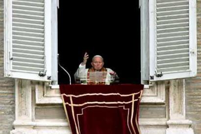 Pope John Paul II blesses the faithful as he appears at the window of his private apartments at the Vatican, March 27, 2005. An ailing Pope blessed the faithful but in a dramatic episode that brought tears to the eyes of many people, he failed in his attempt to speak. [Reuters]