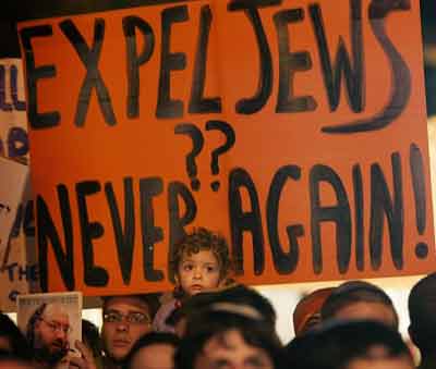 Jewish settlers attend a rally protesting against Israeli Prime Minister Ariel Sharon's Gaza pullout plan near the parliament building in Jerusalem March 28, 2005. The Israeli parliament on Monday overwhelmingly rejected a bill for a referendum on Prime Minister Ariel Sharon's Gaza withdrawal plan, prompting warnings of "civil war" by Jewish settlers who refuse to be uprooted. [Reuters]