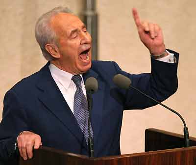 Israeli Vice Premier Shimon Peres speaks before the vote of referendum over disengagement at the Israeli Parliament in Jerusalem March 28, 2005. [Reuters]