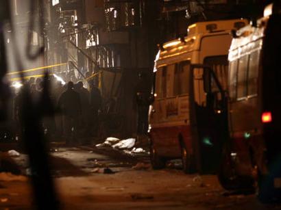 Ambulances and rescue teams work at the site of an explosion in Cairo April 7, 2005. A probable suicide bomb attack on Thursday in a Cairo bazaar popular with tourists killed a French woman and the bomber, Egypt's cabinet spokesman said. REUTERS/Aladin Abdel Naby 