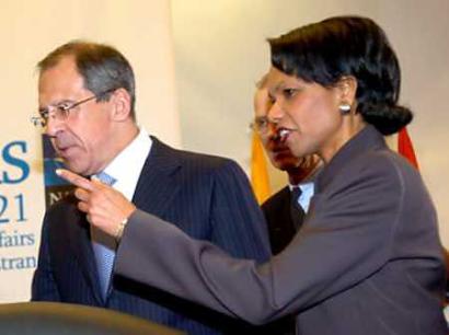 Russian Foreign Affairs minister Sergei Lavrov(L) and U.S. Secretary of State Condoleezza Rice meet in Vilnius April 21, 2005, where the informal NATO meeting of foreign ministers continues. Russia and the United States clashed on Belarus on Thursday as Lavrov rebuffed a call by Rice for change in what she branded central Europe's 'last true dictatorship.' (Valdus Kopustas/Reuters