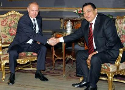 Egyptian President Hosni Mubarak (R) shakes hands with Russian President Vladimir Putin in Abdeen Presidential Palace in Cairo April 26, 2005. Putin began a Middle East tour in Egypt on Tuesday, the first Russian or Soviet leader to visit the former Soviet ally for 40 years. REUTERS