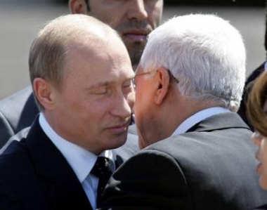 Palestinian President Mahmoud Abbas (R) greets Russian President Vladimir Putin during a welcoming ceremony at the Palestinian Authority headquarters in the West Bank city of Ramallah, April 29, 2005. REUTERS