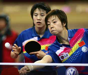 Zhang Yining of China (R) returns the ball while her partner Wang Nan looks on during their women's doubles round three match against Ai Fujinuma and Ai Fukuhara of Japan at the 48th World Table Tennis Championships in Shanghai, China, May 3, 2005. Zhang and Wang won 4-0. [Reuters]