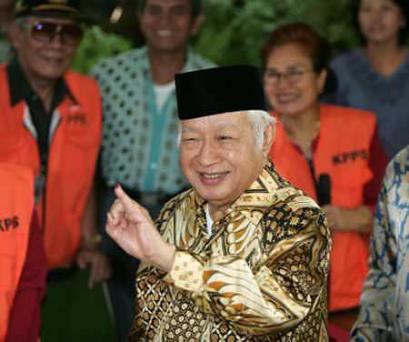 File photo shows President Suharto displaying his ink-stained finger after he voted in a poolling station near his residence in central Jakarta on September 20, 2004. (Enny Nuraheni/Reuters) 