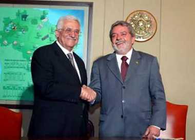 Brazilian President Luiz Inacio Lula da Silva (R) and Palestine President Mahmoud Abbas shake hands before their meeting at Planalto Palace in Brasilia May 9, 2005. Mahmoud Abbas is in Brazil to attend the Summit of South American and Arab Countries. Gulf Cooperatino Council (GCC) members Saudi Arabia, United Arab Emirates, Bahrain, Kuwait, Qatar and Oman are among 22 Arab states and 12 South American countries taking part in the first Summit between the regions. (Jamil Bittar/Reuters