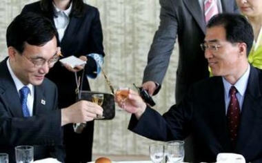 South Korea's Vice Unification Minister Rhee Bong-jo (L) toasts with North Korea's head of delegation Kim Man-gil at a luncheon during talks in the North Korean city of Kaesong May 16, 2005. North and South Korea began talks on Monday focused on impoverished Pyongyang's urgent need for fertiliser and Seoul's efforts to urge its communist neighbour to return to the six-country negotiations on its atomic weapons plans. KOREA OUT REUTERS