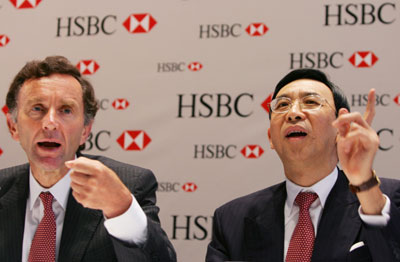 HSBC Group CEO Stephen Green (L) and HSBC Asia-Pacific chairman-designate Vincent Cheng react during a news conference in Hong Kong May 24, 2005. Bank of Communications, China's fifth-largest lender, which is nearly 20-percent owned by global bank HSBC Holdings, will begin marketing its US$1.5 billion IPO on Wednesday after winning listing approval from the Hong Kong stock exchange, sources close to the deal said on Tuesday.