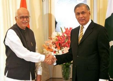 Pakistan's Prime Minister Shaukat Aziz (R), greets Indian opposition leader Lal Krishna Advani upon his arrival at prime minister house in Islamabad May 31, 2005. Advani, the president of the Hindu nationalist Bharatiya Janata Party (BJP), arrived in Islamabad late on Monday. The Indian opposition leader, blamed by many Pakistanis for the breakdown of peace efforts four years ago, met Pakistan's prime minister on Tuesday and said he wanted to push South Asian rapprochement. REUTERS