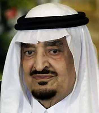 Saudi Arabian King Fahd Bin Abdul Aziz al-Saoud is seen during the visit of Lebanese President Emile Lahoud to Jeddah in this April 15, 2000 file photo. Saudi Arabia's King Fahd's health is 'well and progressing' and he could leave hospital soon, Saudi Defense Minister Prince Sultan said on May 31st.