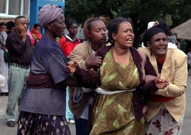 Ethiopian relatives of victims arrive at Zawditu hospital in Addis Ababa, Ethiopia, June 8, 2005. At least 22 people died and more than 100 were wounded when Ethiopian security forces fired into crowds on Wednesday in a third day of unrest over last month's disputed elections, medics and witnesses said. REUTERS