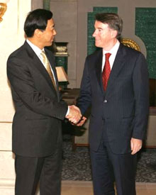 Chinese Commerce Minister Bo Xilai (L) shakes hands with the European Trade Commissioner Peter Mandelson as they arrive for trade talks at the Xijiao State Guesthouse in Shanghai, China, June 10, 2005. Mandelson in Shanghai for last-minute talks with China over its surging textile exports, warned on Friday that the European Union would take action if no deal was reached.