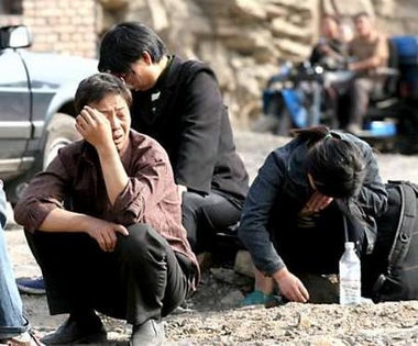 Chinese residents mourn the loss of their relatives killed in a gas explosion at an illegal coal mine in Ningwu county, north China's Shanxi province, July 3, 2005. A gas explosion at an illegal Chinese coal mine killed 19 people. [newsphoto]