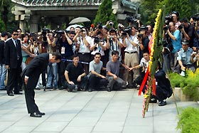 Yok Mu-ming, chairman of Taiwan's New Party, pays homage in Guangzhou at the Huanghuagang 72 Martyrs?Tombs yesterday morning, honouring the 72 people killed in an abortive uprising to overthrow the Qing Dynasty (1644-1911). The 30-member delegation of the New Party left Guangzhou, capital of South China's Guangdong Province, yesterday afternoon for Nanjing, capital of East China's Jiangsu Province. [newsphoto]