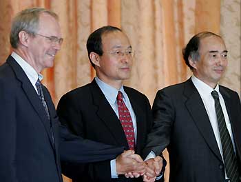 Assistant U.S. Secretary of State Christopher Hill, South Korean Deputy Foreign Minister Song Min-soon and Japanese Foreign Ministry Director General Kenichiro Sasae (L-R) pose before talks in Seoul July 14, 2005. Negotiators from South Korea, Japan and the United States met on Thursday to hammer out a strategy for coaxing North Korea into ending its nuclear arms programmes at six-country talks late this month. [Reuters]