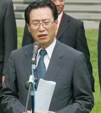 Chinese Vice Foreign Minister Wu Dawei announces a recess of the six-party talks at Diaoyutai State Guesthouse in Beijing August 7, 2005. [Xinhua]