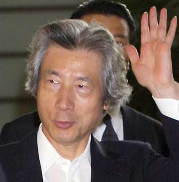 Japanese Prime Minister Junichiro Koizumi waves as he arrives at his official residence in Tokyo August 8, 2005. [Reuters]