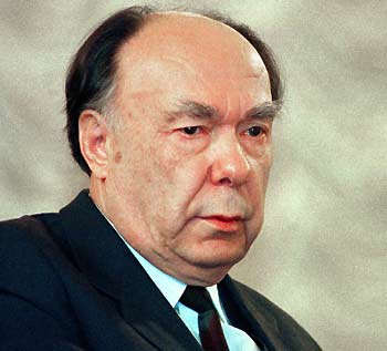 Former Soviet communist party politburo member Alexander Yakovlev is seen in Moscow in this April 15, 1994 file photo. The veteran U.N. procurement official pleaded guilty on August 8, 2005 to conspiracy, wire fraud and money laundering charges after investigators found evidence he took nearly $1 million in illegal payments from the winners of U.N. contracts worth $79 million. [Reuters]
