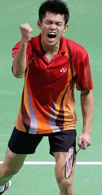 World number one Lin Dan of China celebrates his win over Lee Hyun-ii of South Korea during the quarter-finals of the IBF World Badminton Championships in Anaheim, California August 19, 2005. Lin won 5-15 15-7 15-8. [Reuters/Lucy Nicholson]