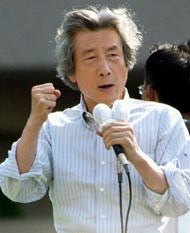 Japanese Prime Minister Junichiro Koizumi, also president of the ruling Liberal Democratic Party (LDP), speaks to voters on the street of Itami, western Japan, August 20, 2005. Koizumi took to the streets in western Japan on Saturday, hoping to drum up support for his postal privatisation agenda ahead of a parliamentary election next month.