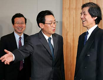 Chinese Vice Foreign Minister Wu Dawei (C) talks to Japan's Deputy Minister for Foreign Affairs Tsuneo Nishida at the Foreign Ministry in Tokyo August 24, 2005. Wu, head of China's negotiating team, said six-party talks aimed at dismantling North Korea's nuclear weapons programme will likely resume next week as planned. Man on the left is unidentified. [Reuters]