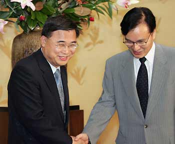 Lee Jong-seok (L), deputy head of South Korea's National Security Council, shakes hands with Japanese Vice Foreign Minister Shotaro Yachi during a meeting, on policy coordination on the North Korean nuclear issue, at Tokyo's Iikura Guest House August 24, 2005. [Reuters]