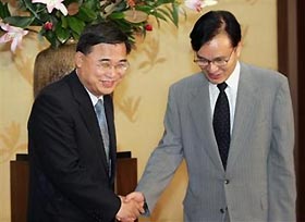 Lee Jong-seok (L), deputy head of South Korea's National Security Council, shakes hands with Japanese Vice Foreign Minister Shotaro Yachi during a meeting, on policy coordination on the North Korean nuclear issue, at Tokyo's Iikura Guest House August 24, 2005.