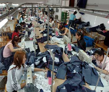 Chinese and U.S. negotiators look set to make compromises in their bid to reach a deal resetting quotas of importing inexpensive Chinese apparel to the U.S. market. 